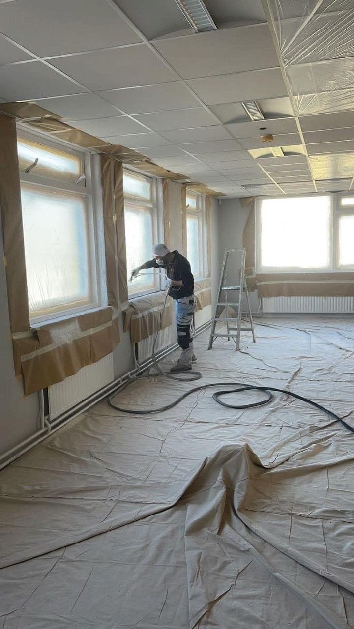 MT Schilderwerken aan het werk — professioneel spuitwerk in een interieur